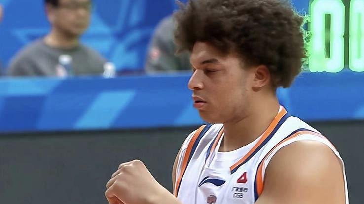 开云官网-洛夫顿31分上海战胜广东闯进杯赛四强，赛季三杀打服广东