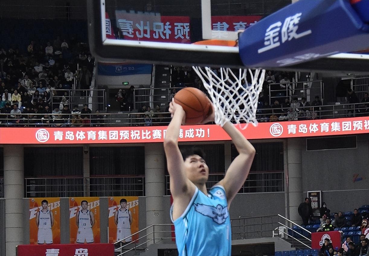 开云APP-7分险胜!青岛男篮力克广州 首发齐上双+米奇两双 郭艾伦空砍25分