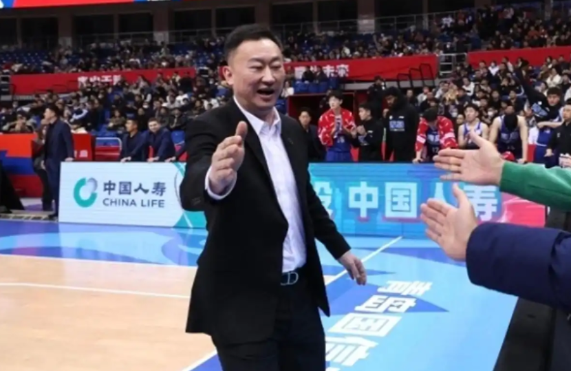 开云APP-7分险胜!青岛男篮力克广州 首发齐上双+米奇两双 郭艾伦空砍25分