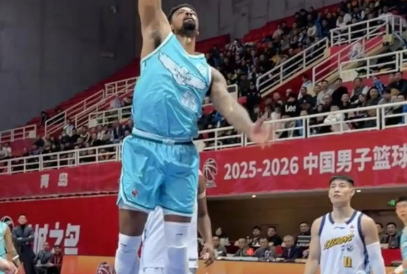 开云APP-7分险胜!青岛男篮力克广州 首发齐上双+米奇两双 郭艾伦空砍25分