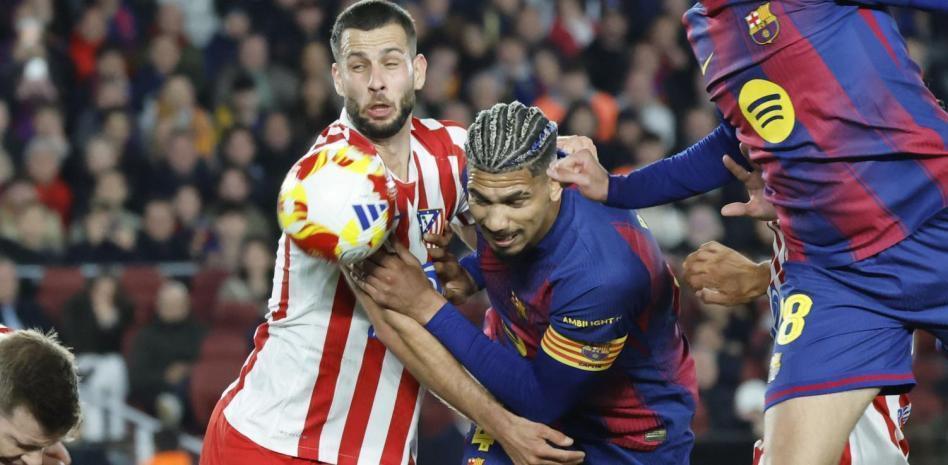 开云官网-世体：阿劳霍客串中锋牵制作用突出，他可以成为巴萨应急选择