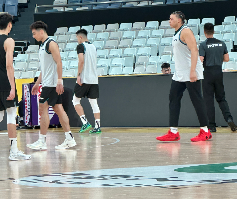 开云官网-上海热身险胜广厦!李添荣复出三分6中6,白边统治篮下!