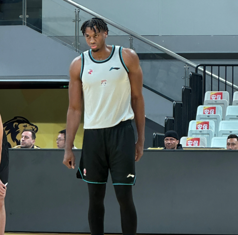 开云官网-上海热身险胜广厦!李添荣复出三分6中6,白边统治篮下!