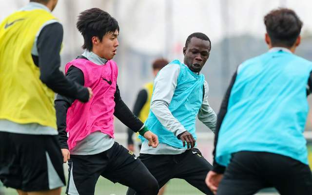 开云下载-过了国安这关,泰山队冲击5连胜,段刘愚等待机会 克雷桑冲击孔特