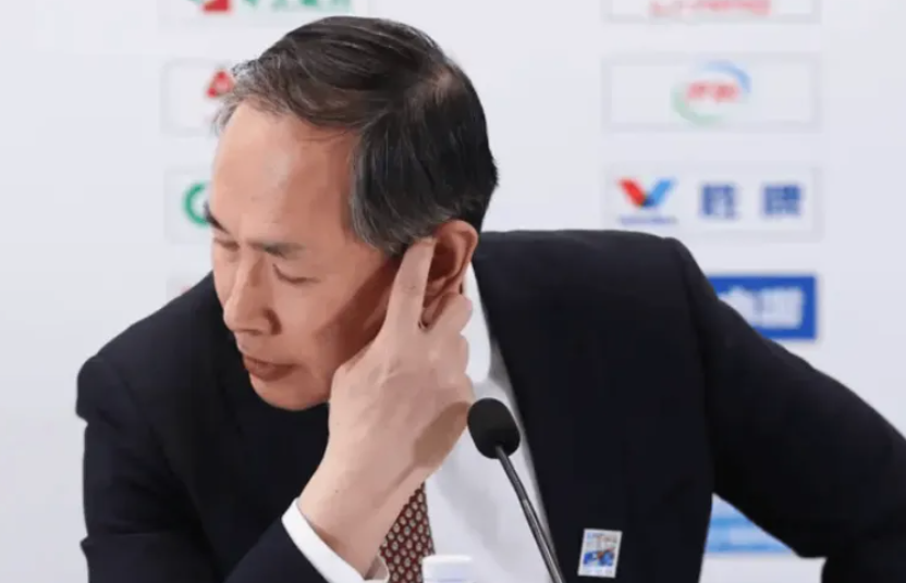 kaiyun.com-太硬了！翟晓川双腿缠满绷带罚球制胜 5人伤停许利民盛赞全队坚韧