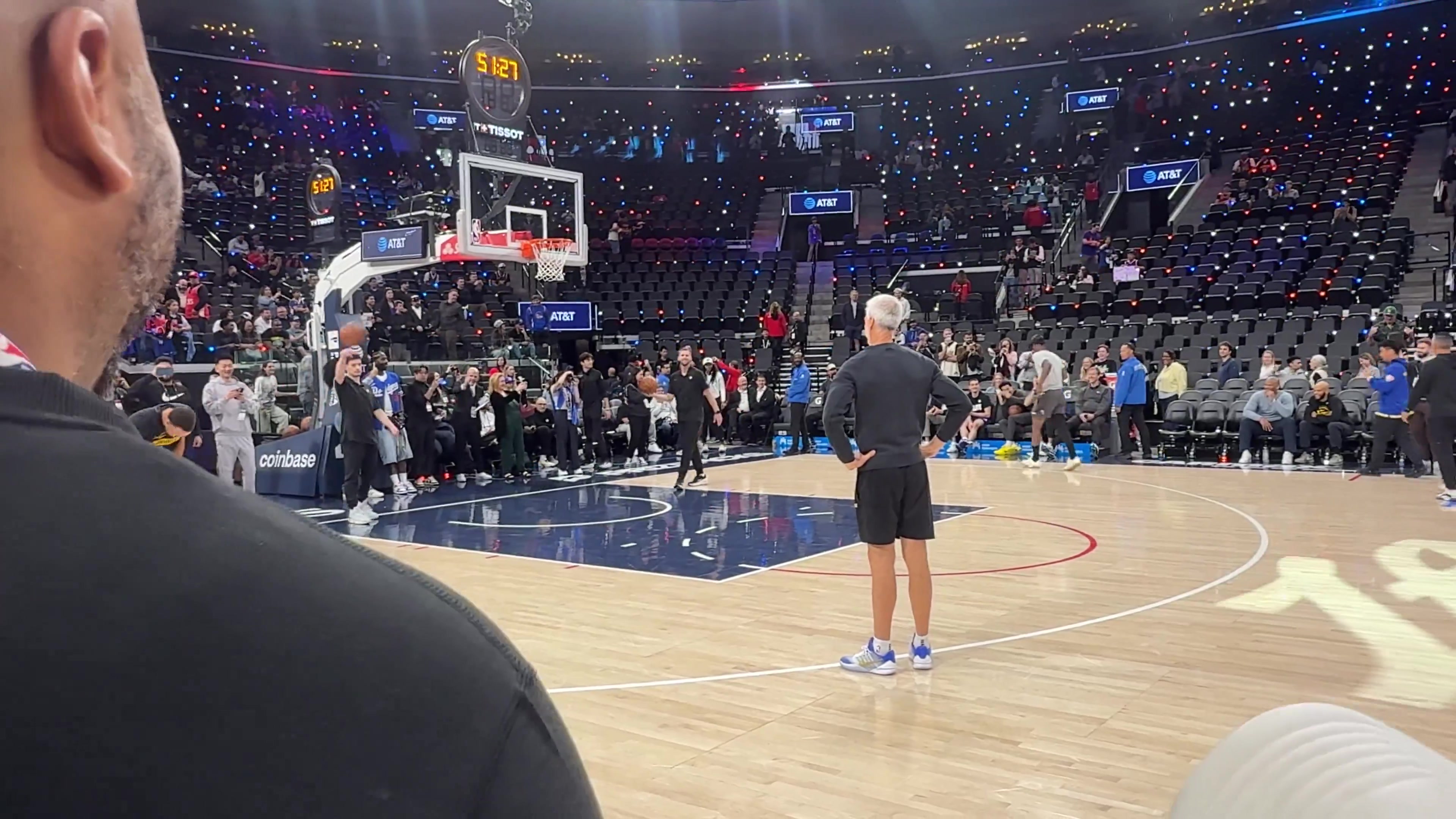 开云APP-真的好队友!大伤的巴特勒随队出征 三分三不沾逗笑库里