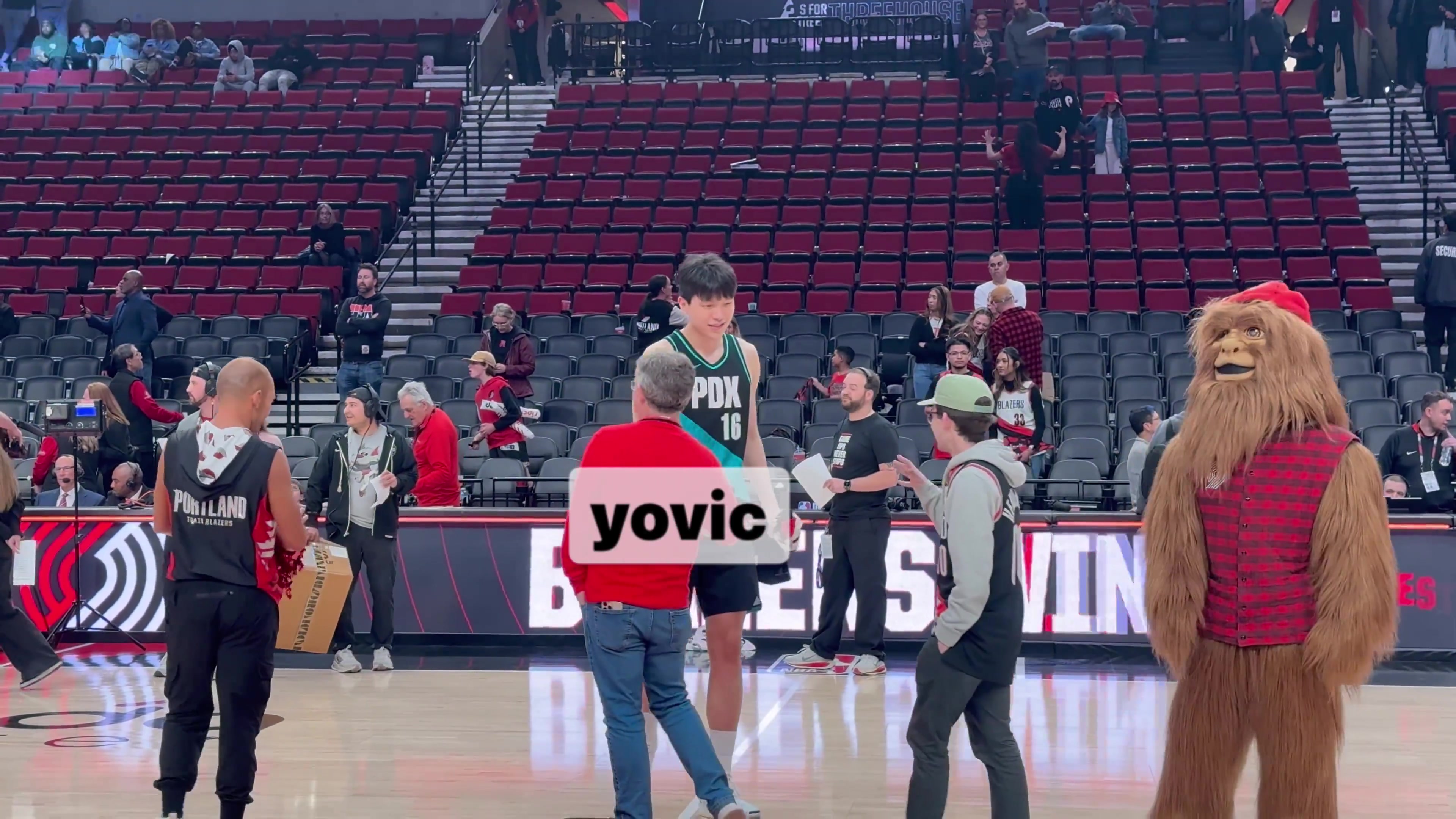 kaiyun.com-常规赛收官！杨瀚森把球衣送给从1971年就开始支持球队的老球迷