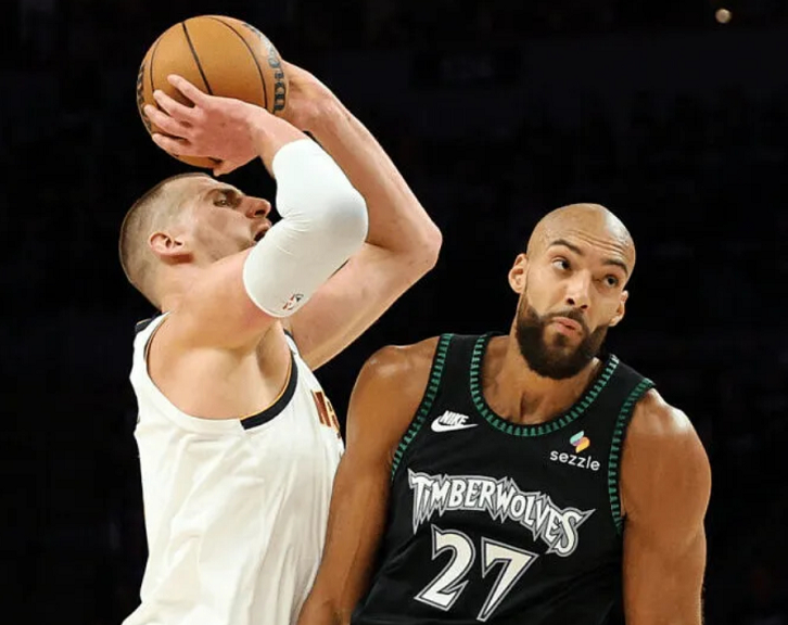 kaiyun.com-末节6中0+2致命失误！大规模冲突遭驱逐！约基奇输球又输人