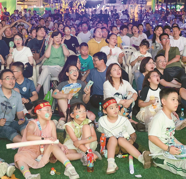 天下文枢，享受狂欢—— “苏超”让南京另一面破壁而出|足球|江苏省城市足球联赛|江苏足球联赛|球迷|球员_新浪体育_新浪新闻