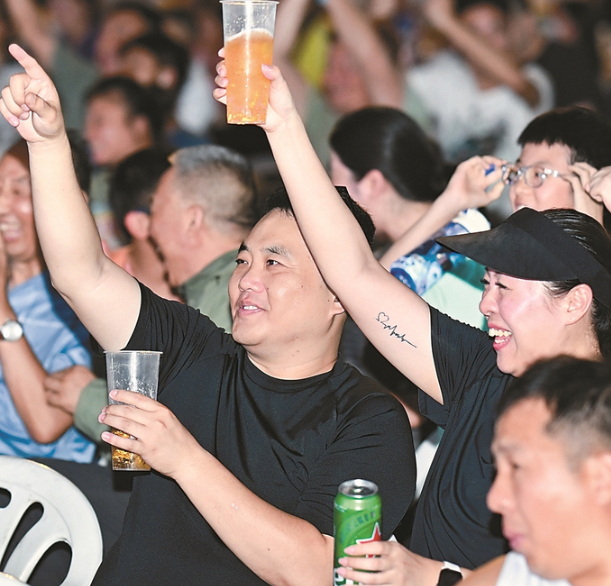 天下文枢，享受狂欢—— “苏超”让南京另一面破壁而出|足球|江苏省城市足球联赛|江苏足球联赛|球迷|球员_新浪体育_新浪新闻